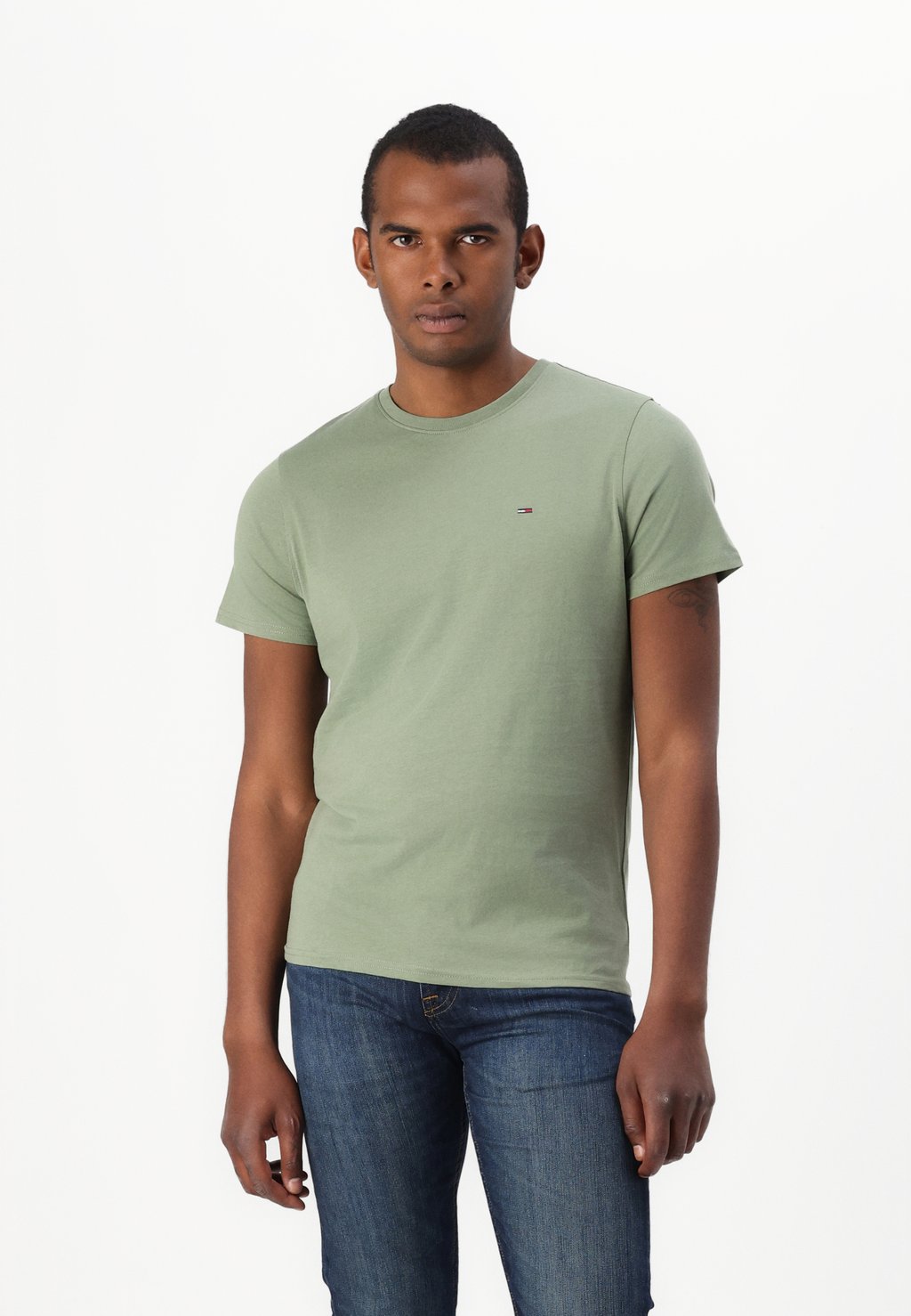 

Базовая футболка TEE Tommy Jeans, цвет Aruba Green