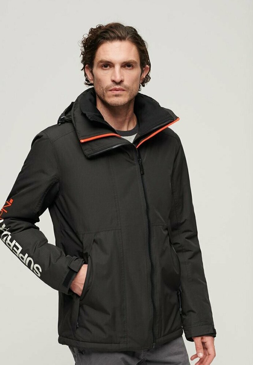 

Ветровка Superdry ЯХТЕРА, цвет black bold orange