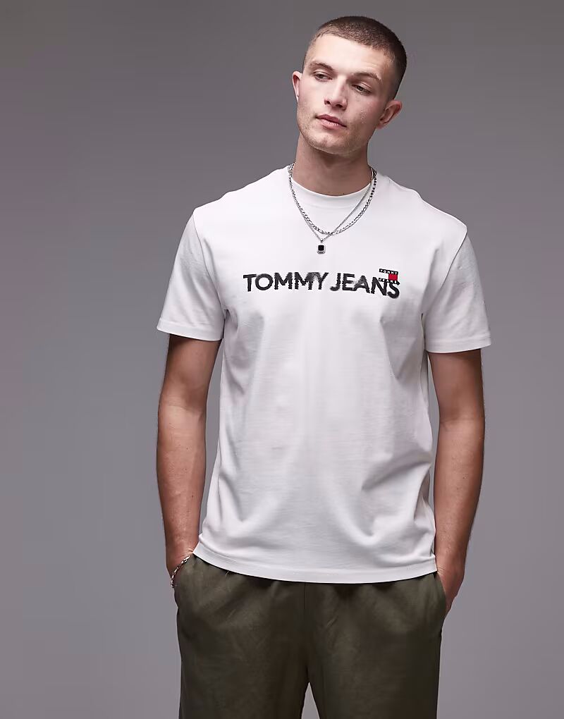 

Футболка Tommy Jeans с размытым логотипом белого цвета