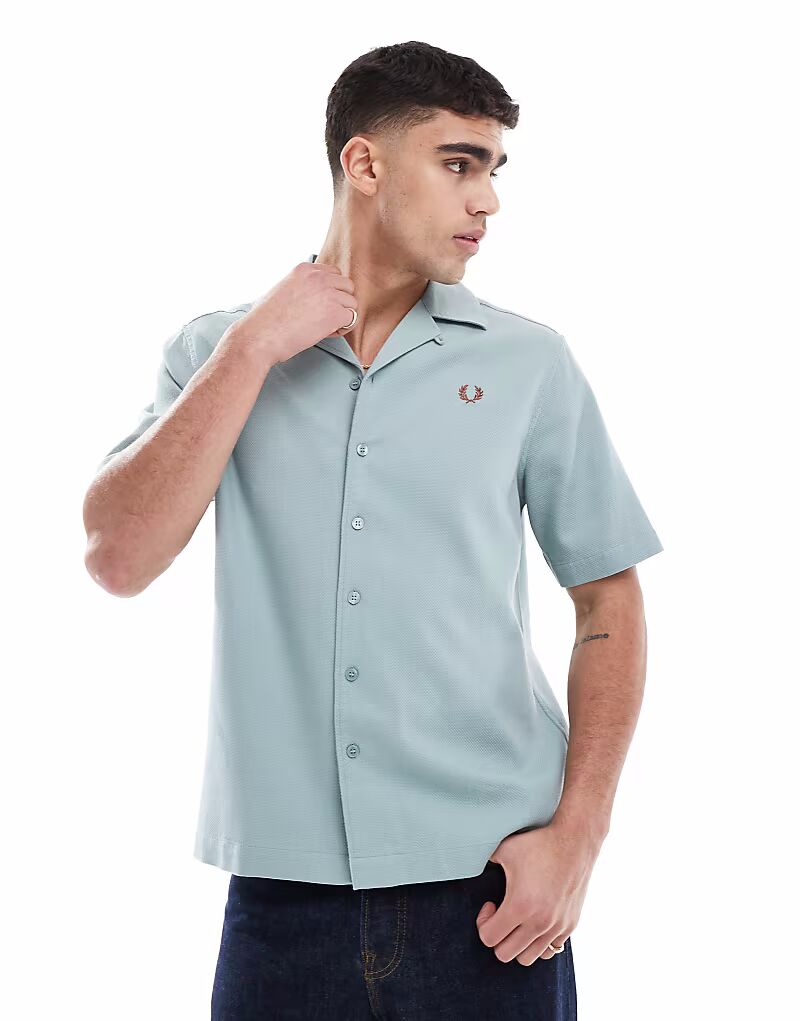 

Fred Perry - рубашка с коротким рукавом и воротником Revere голубого цвета
