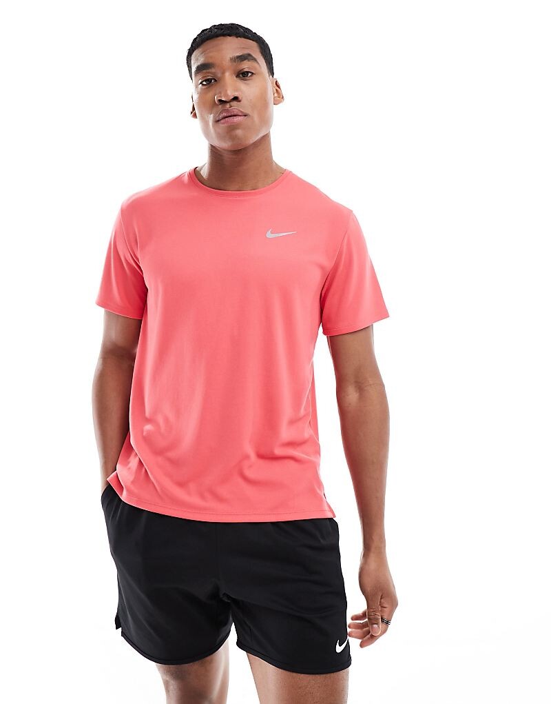 

Розовая футболка Nike Running Miler Dri-FIT