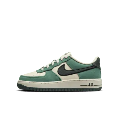 

Кроссовки Nike Air Force 1 LV8, цвет Coconut Milk/Bicoastal/Gum Dark Brown/Vintage Green