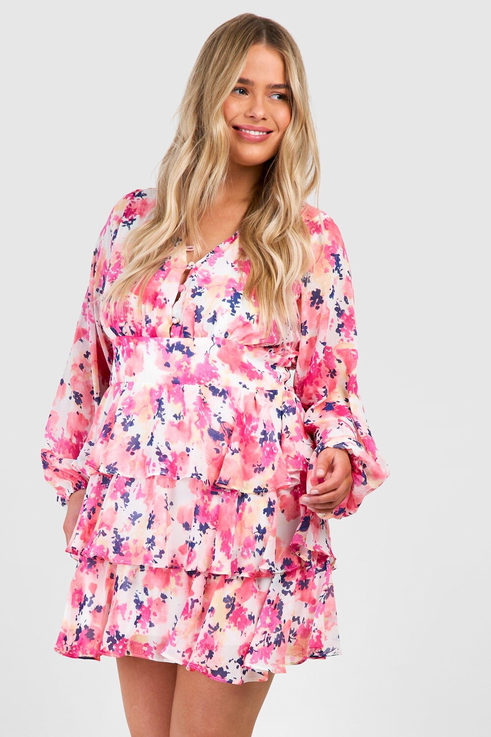 

Шифоновое платье с плиссированной юбкой плюс с принтом boohoo, розовый