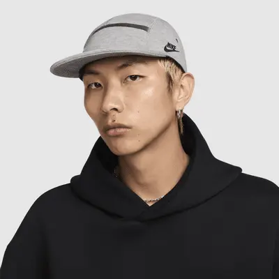 

Бейсболка Nike Fly Cap Unstructured Flat Bill Tech Fleece Cap, цвет Dark Grey Heather/Black