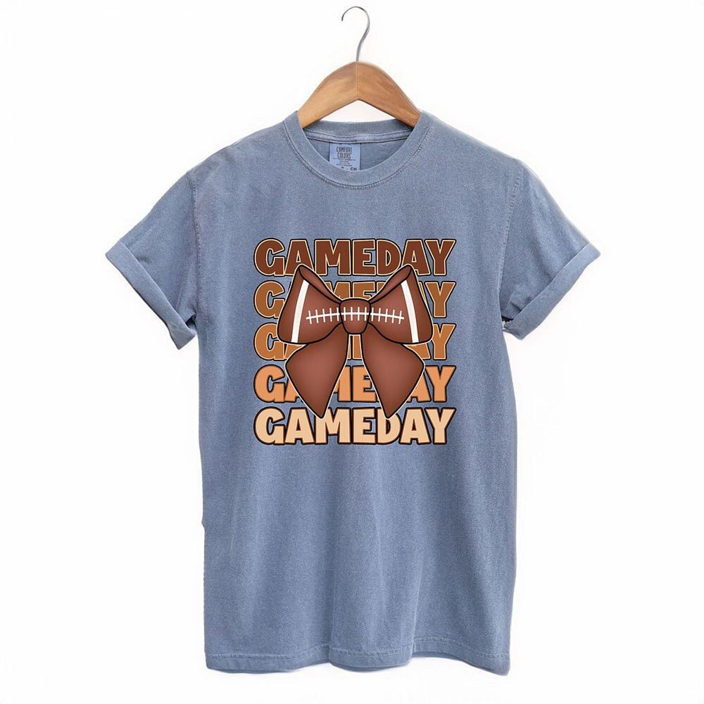 

Футболки Coquette Football Game Day, окрашенные в готовой одежде Simply Sage Market, цвет Blue Jean