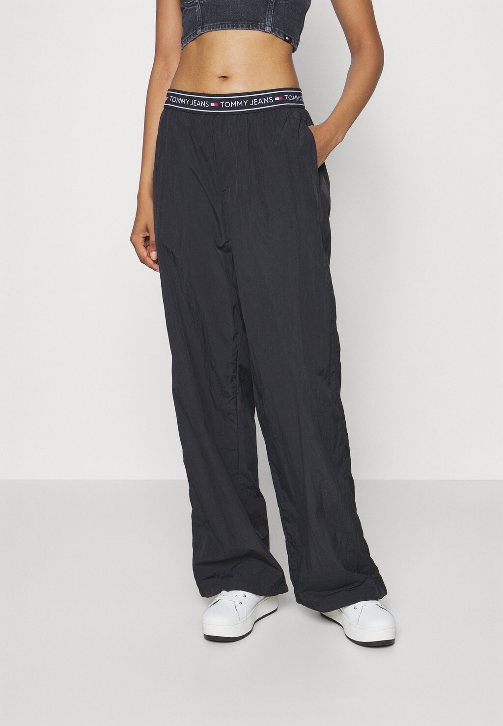 

Брюки СПОРТИВНЫЕ БРЮКИ BAGGY TAPING Tommy Jeans, черный