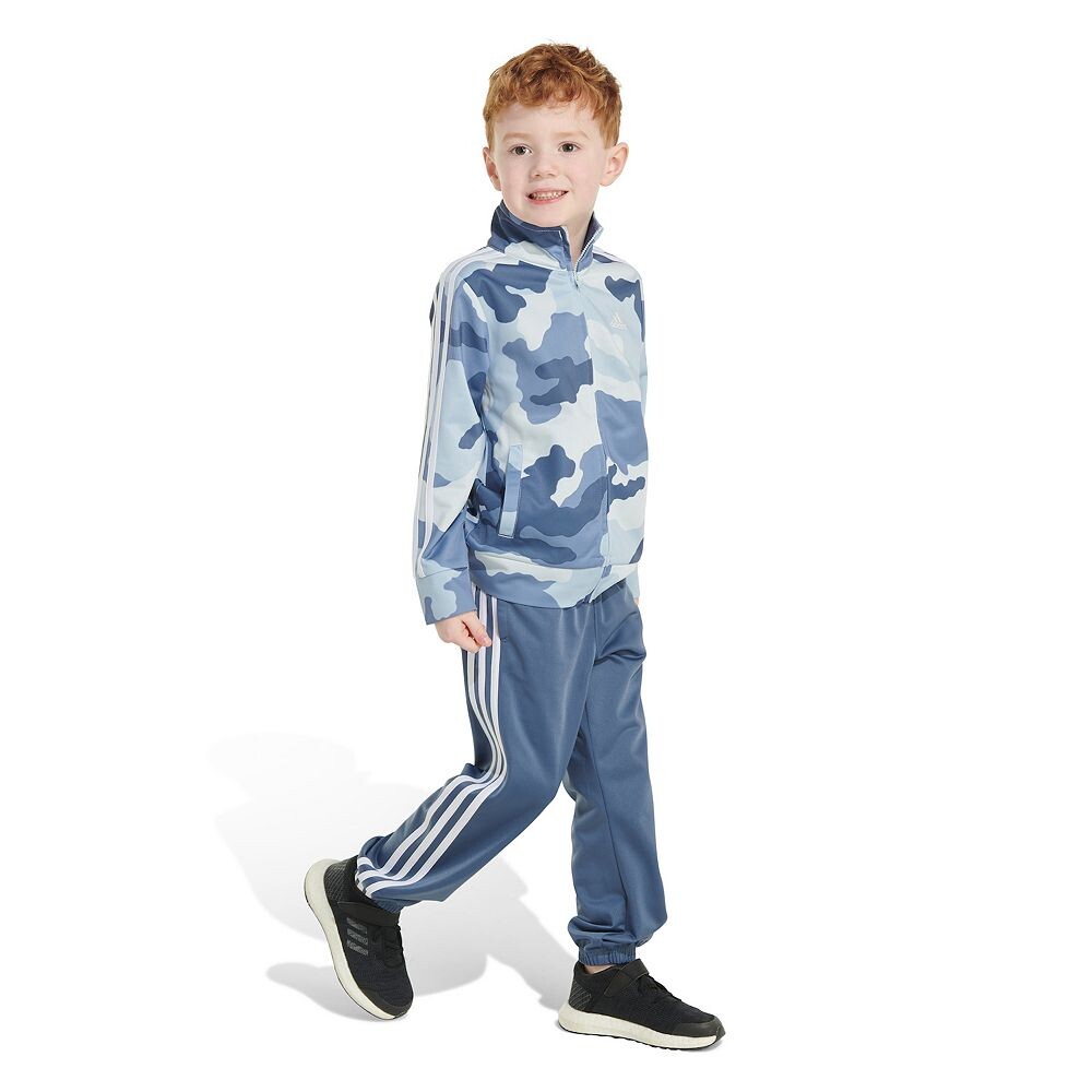 

Комплект из куртки adidas на молнии с камуфляжным принтом и брюк с 3 полосками для мальчиков 4–7 лет Adidas, цвет Halo Blue