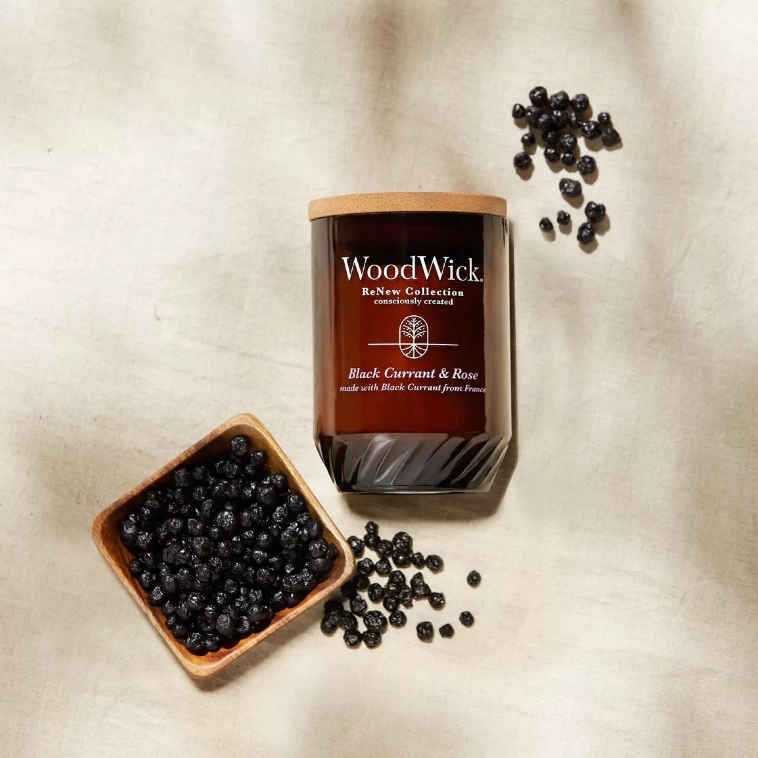 

Свеча WoodWick ReNew в большой банке с черной смородиной и розой