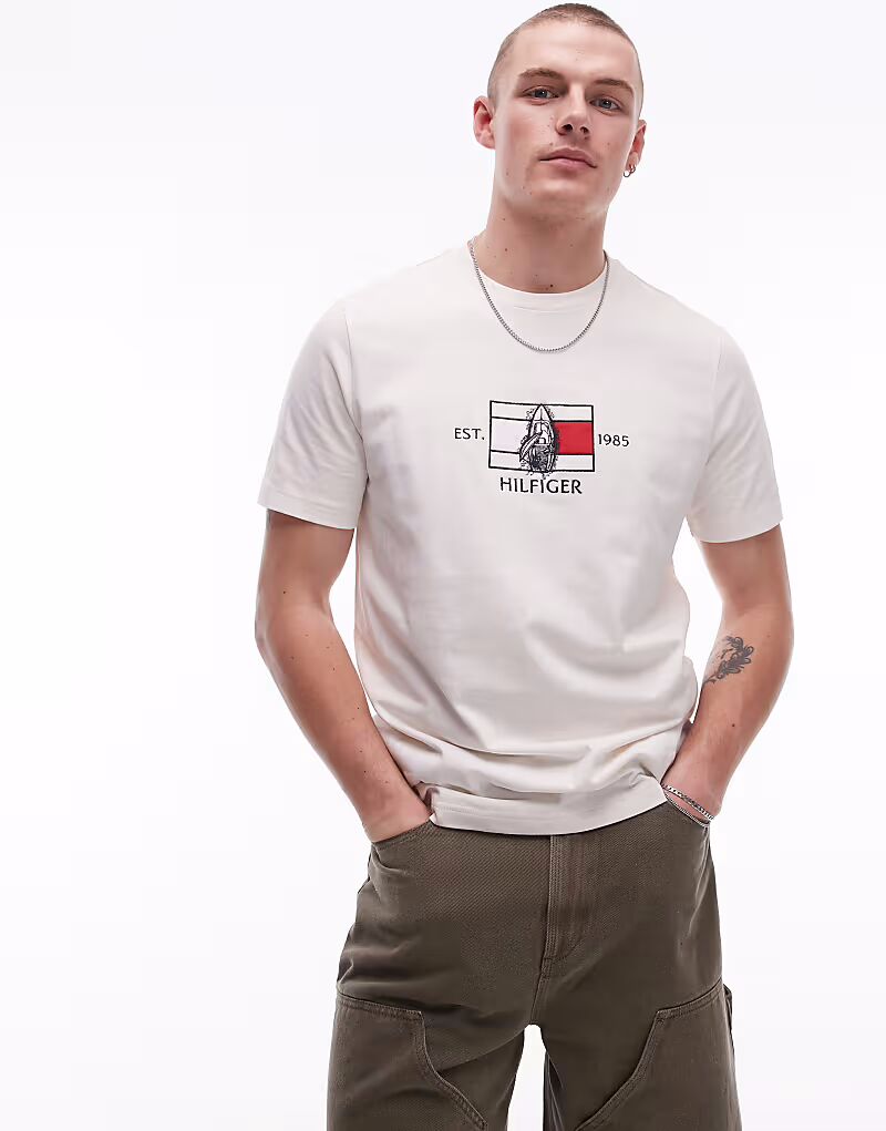 

Футболка с центральным флагом Tommy Hilfiger в цвете «кремовый»
