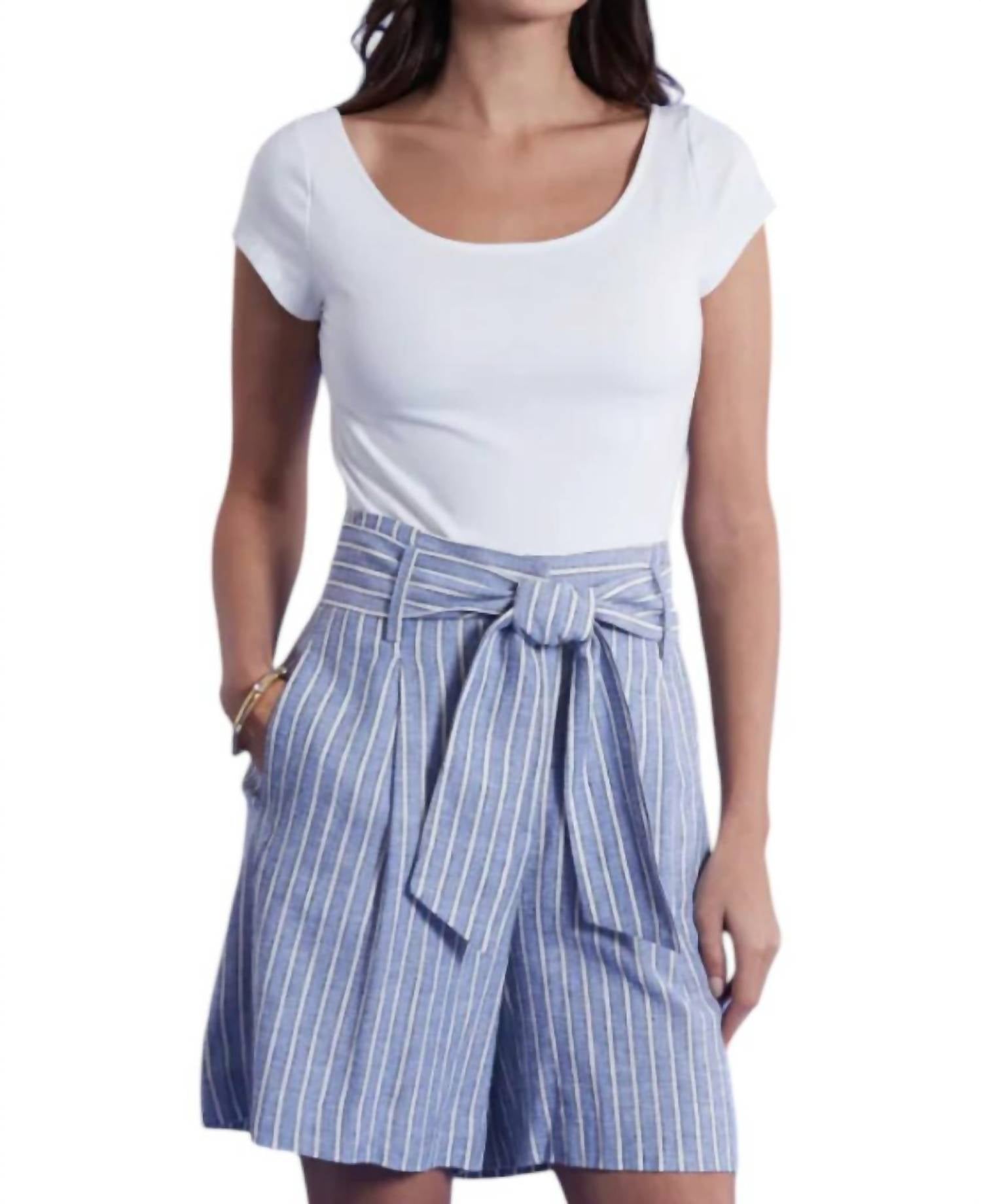 

Короткие шорты Conner Stripe в синем цвете Bermuda Tyler Boe
