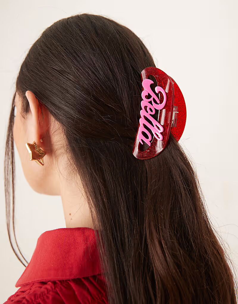 

Красные блестящие волосы средней длины с надписью Ciao Bella Sui Ava