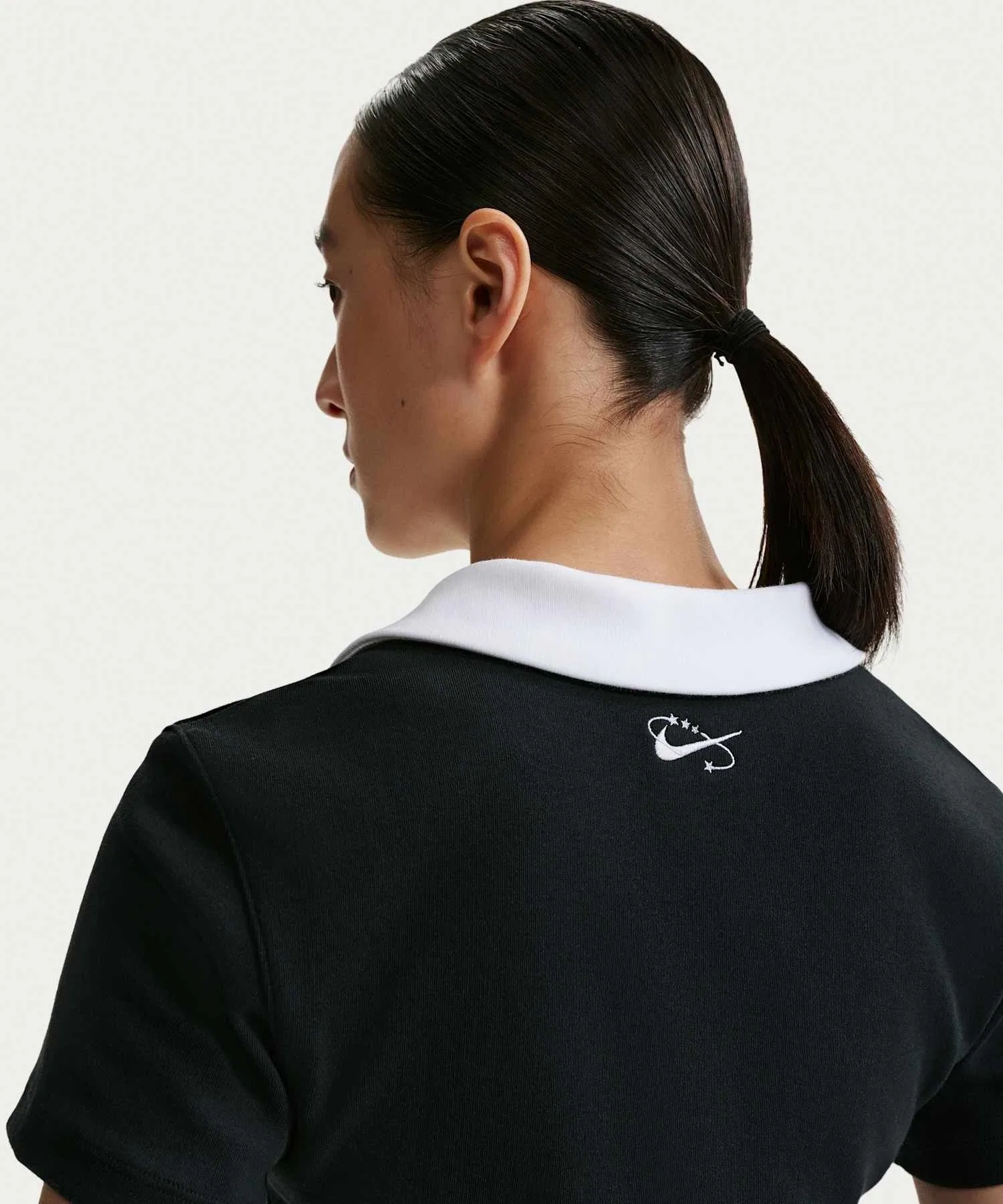 Женская укороченная футболка-поло с коротким рукавом Nike Sportswear IR7565-010, черная. — фото 2