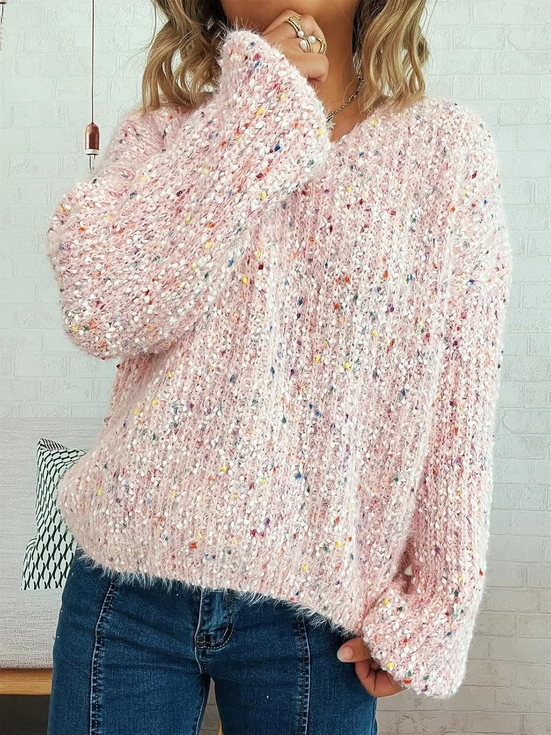 Женский свитер с V-образным вырезом из попкорн-пряжи Rainbow Popcorn Yarn — фото 2