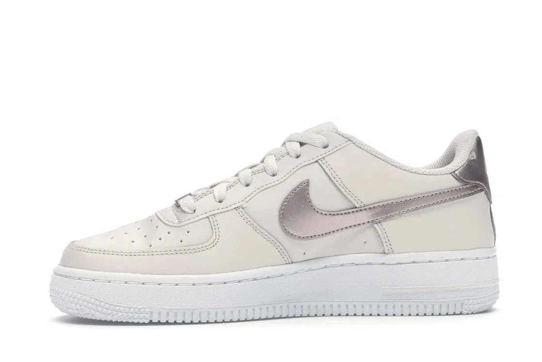 Детские кроссовки с низким силуэтом Nike Air Force 1 Low, Phantom/White-Metallic Red Bronze — фото 3