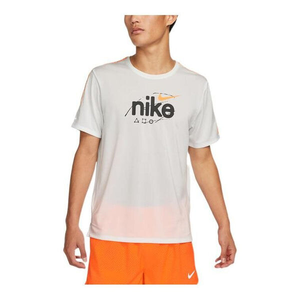 

Футболка Men's Nike Dri-Fit Miler D.Y.E. Alphabet Logo Sports Round Neck Short Sleeve Mountain White T-Shirt, белый