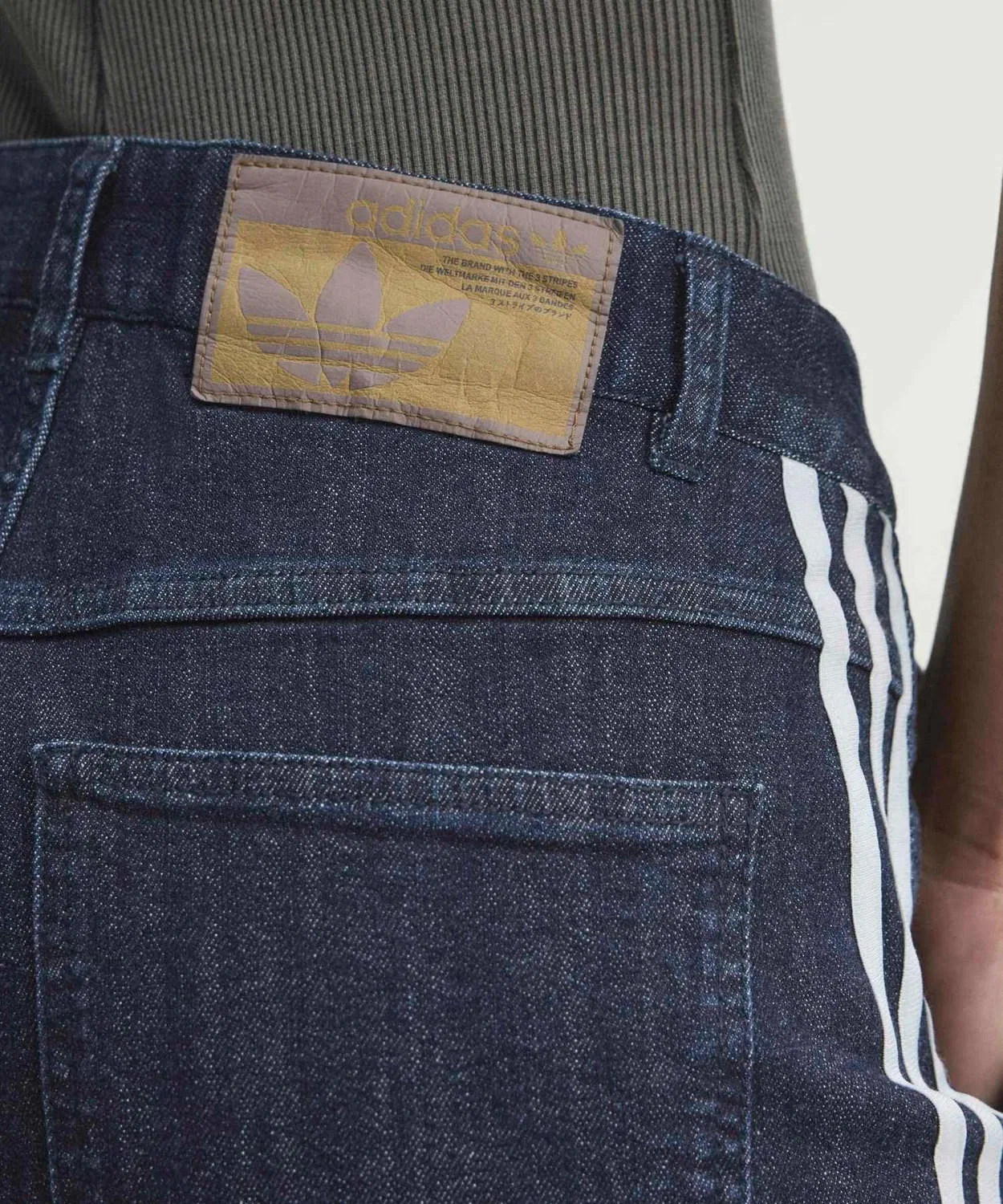Женские джинсовые брюки с защипами широкие модель Adidas Originals, Blue — фото 3