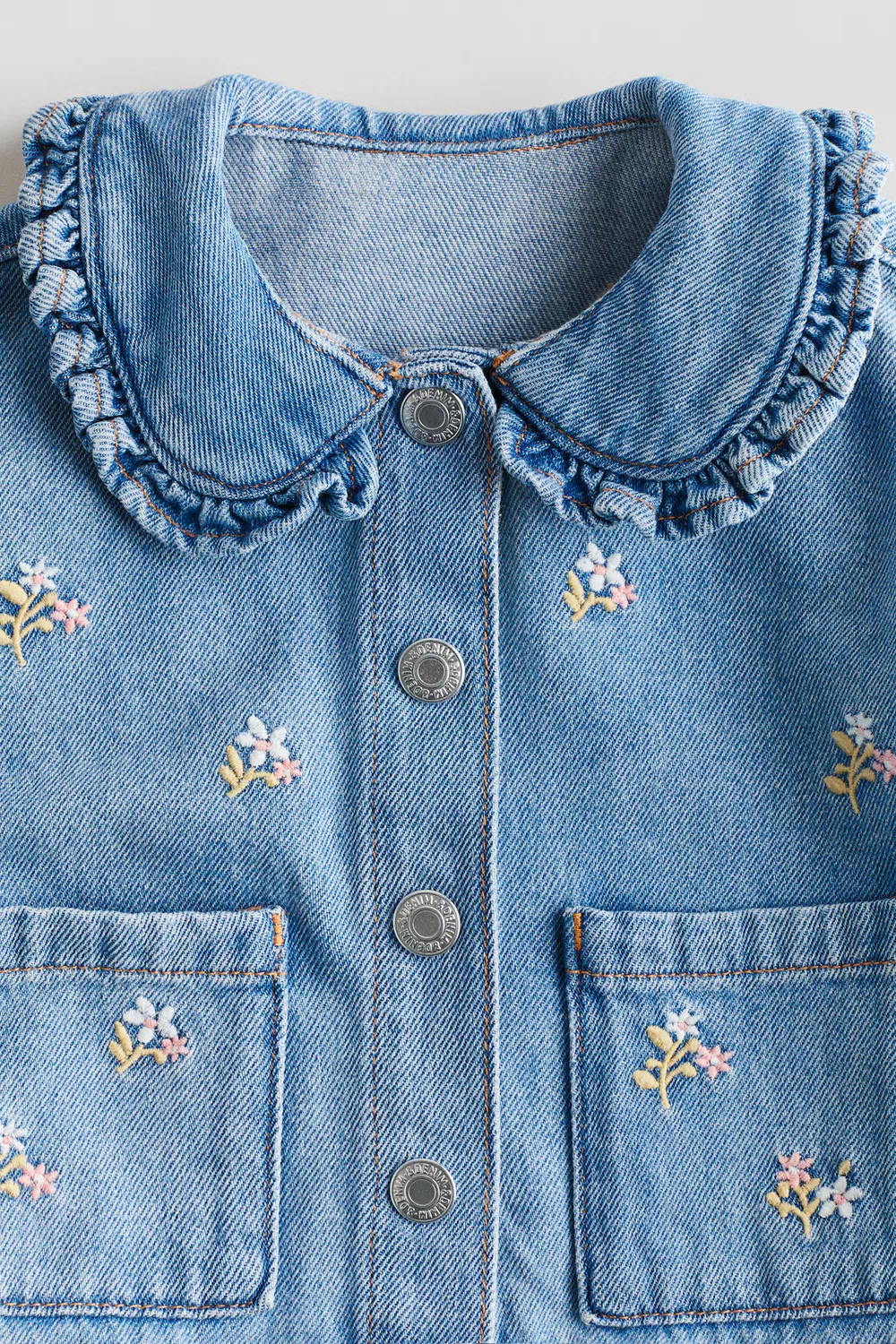 Джинсовая куртка с вышивкой H&M, Denimblau/Geblümt — фото 2