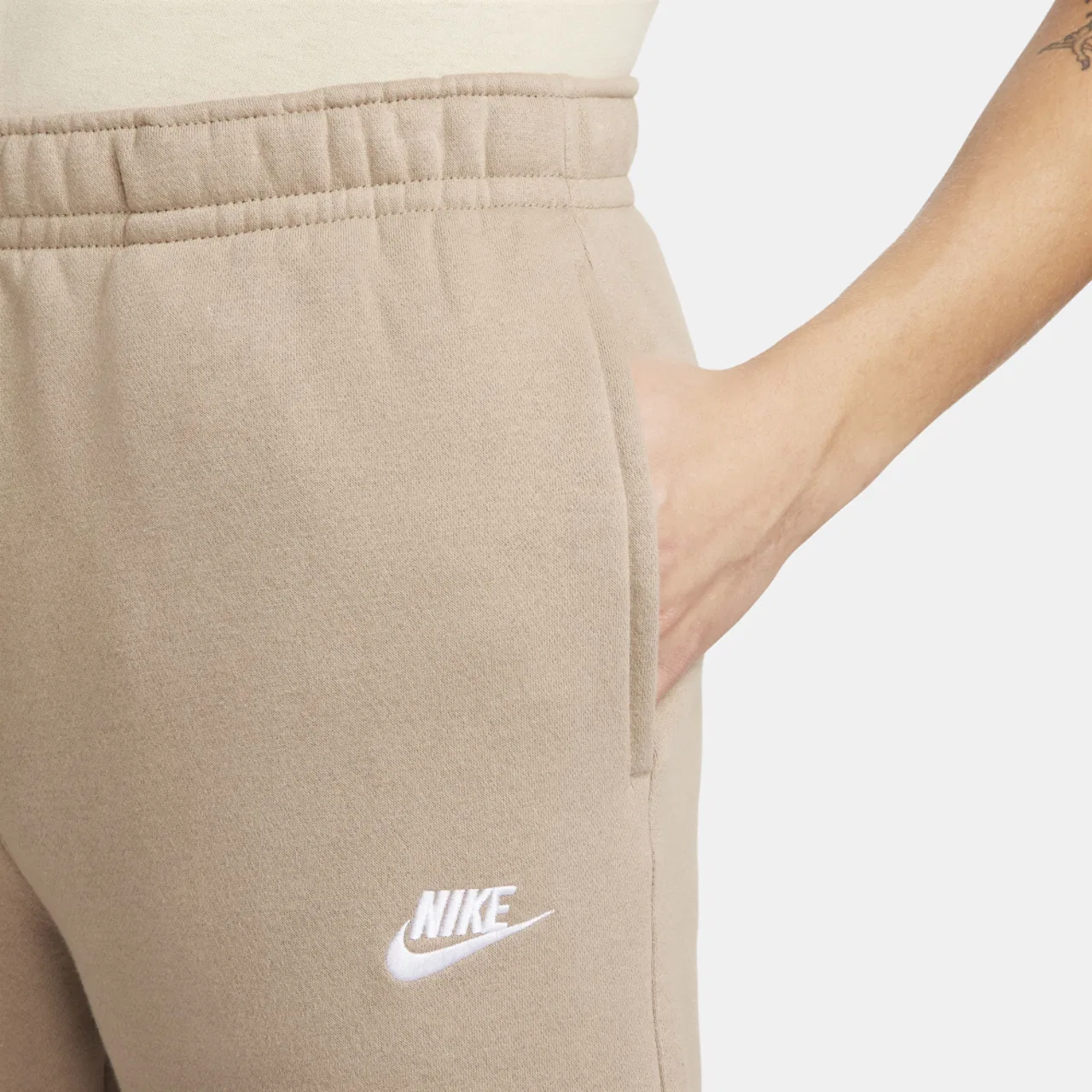 Мужские брюки Club Cuffed Nike, цвет Khaki/Khaki/White — фото 4