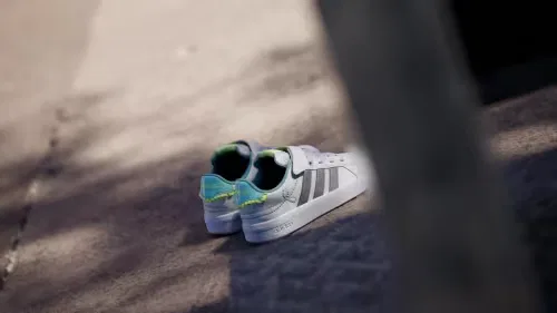 Детские кроссовки для девочек с бантами Grand Court 3.0 Adidas Sportswear, Cloud White/Silver Metallic/Flash Aqua — фото 2