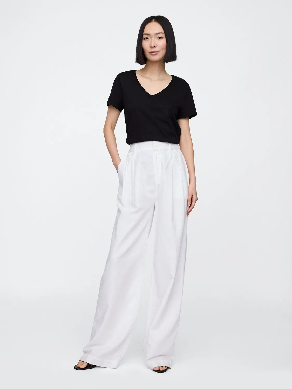 Футболка с V-образным вырезом Gap Black Gap, черный — фото 3