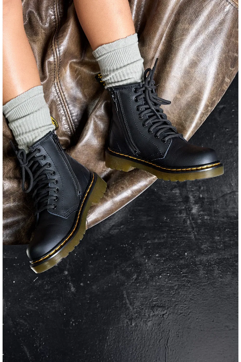 Детские ботинки Dr. Martens 1460 на шнуровке с воздушной подошвой, черные — фото 3