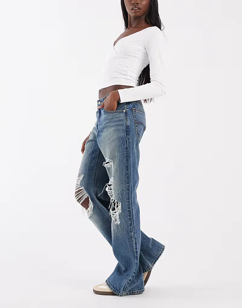 Свободные джинсы-клеш Levi's с потертостями, средне-синий — фото 2