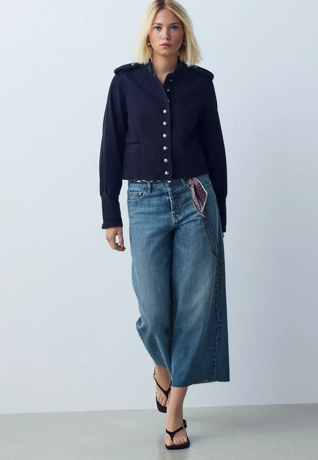 Джинсы прямого кроя, широкие, с необработанным краем, укороченные Next, Mid Blue Raw Hem Braided Scarf — фото 2
