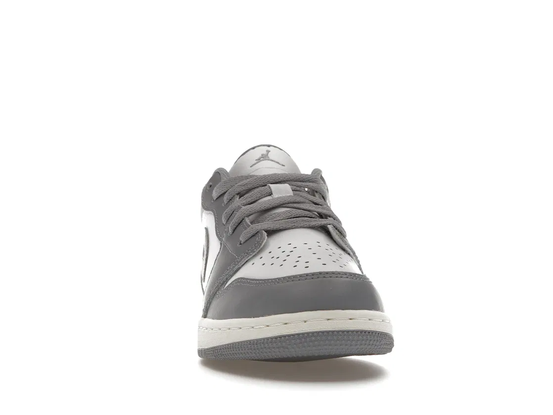 Детские кроссовки с перфорированным носком Air Jordan 1 Low, Grey/White/Cream — фото 2