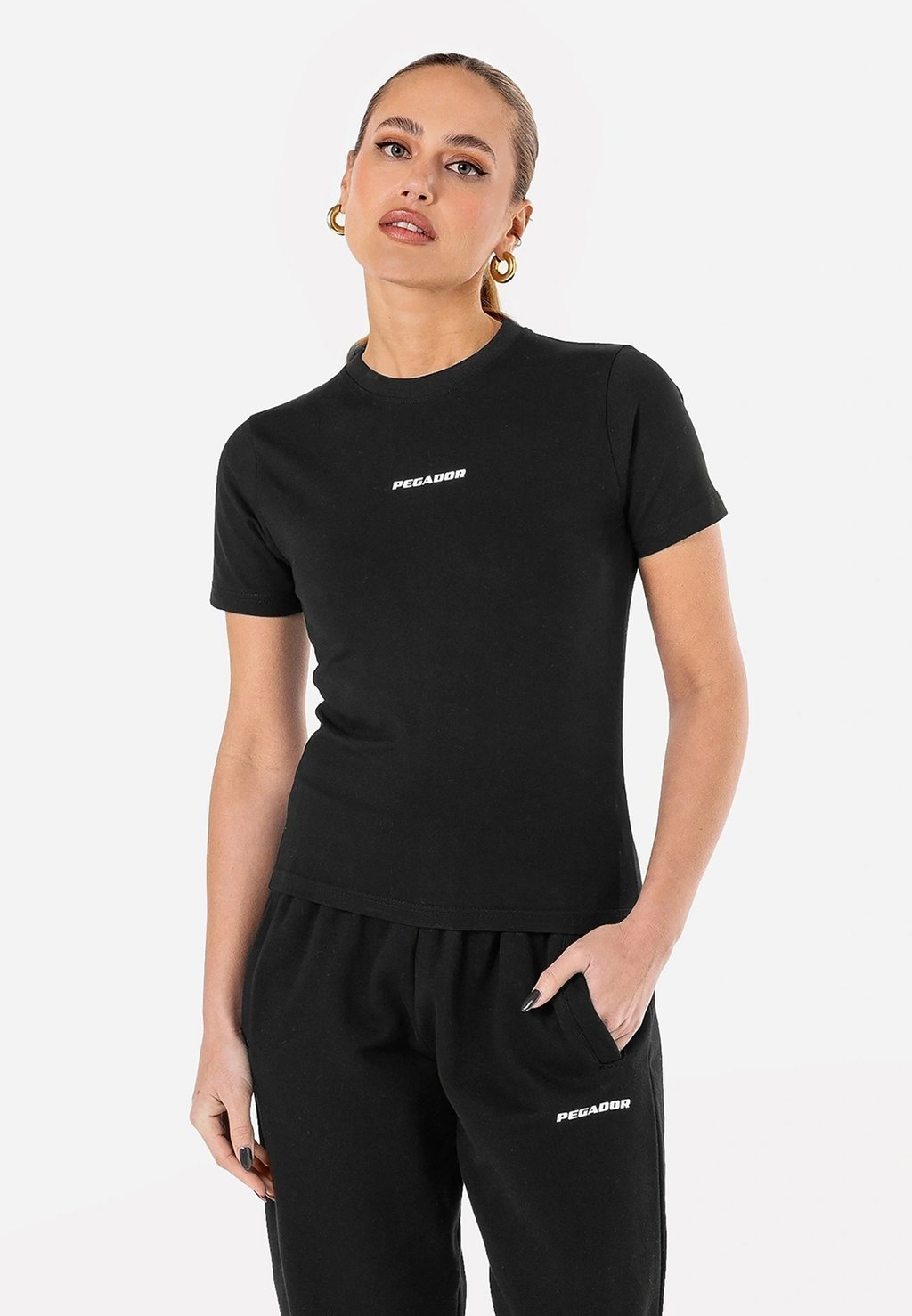 

Базовая футболка YONA SLIM TEE Pegador, черный