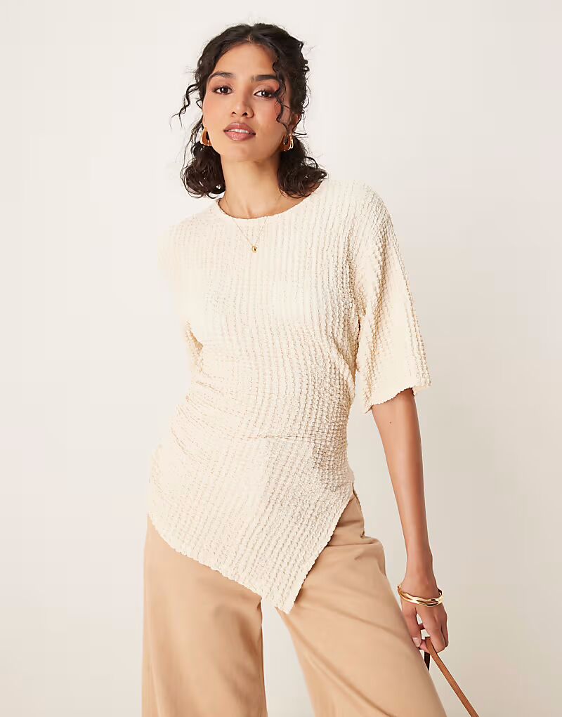 

Футболка ASOS DESIGN с асимметричным кроем и текстурой в пахтовом цвете