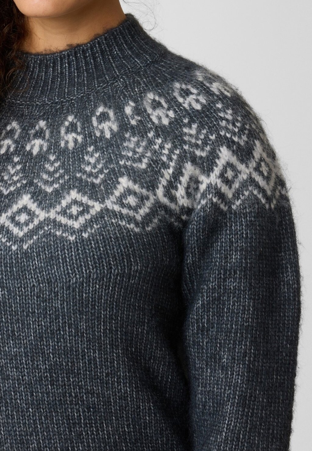 

Вязаный свитер LOFOTEN WOOL KNIT Swedemount, крапчатый темно-серый