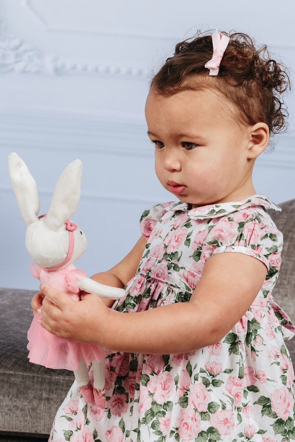 

Розовое платье Little Liberty Carline с розами и принтом Trotters London, розовый
