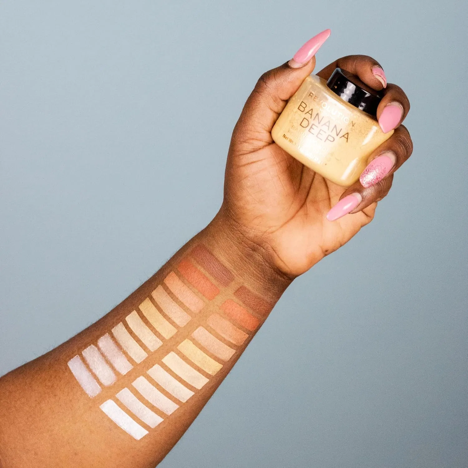 Пудра рассыпчатая для закрепления макияжа Revolution Beauty London Banana Deep, 32 г, глубокий оттенок — фото 2