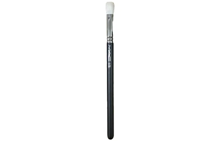 Кисть для макияжа Classic Smudge Brush Soft #217/#217S MAC