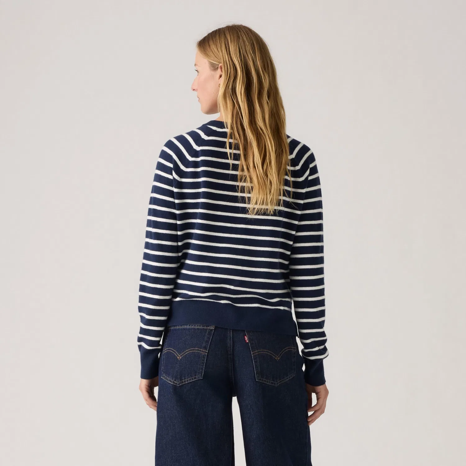 Женский пуловер с V-образным вырезом Tara Super Soft Levi's, Parisienne Stripe Pe — фото 3
