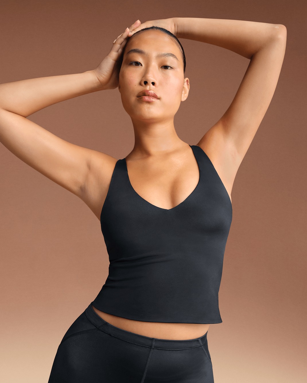 

Топ NikeSKIMS Shine Women's V-Neck Tank, черный