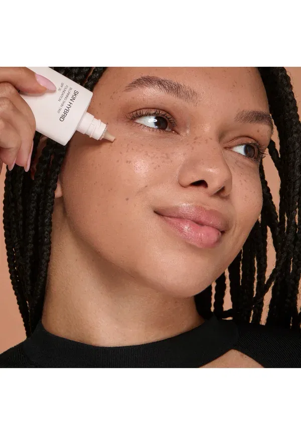 Тональный крем-праймер Skin hybrid blurring skin tint foundation 30 мл Kiko Milano, цвет 06 hazelnut — фото 4