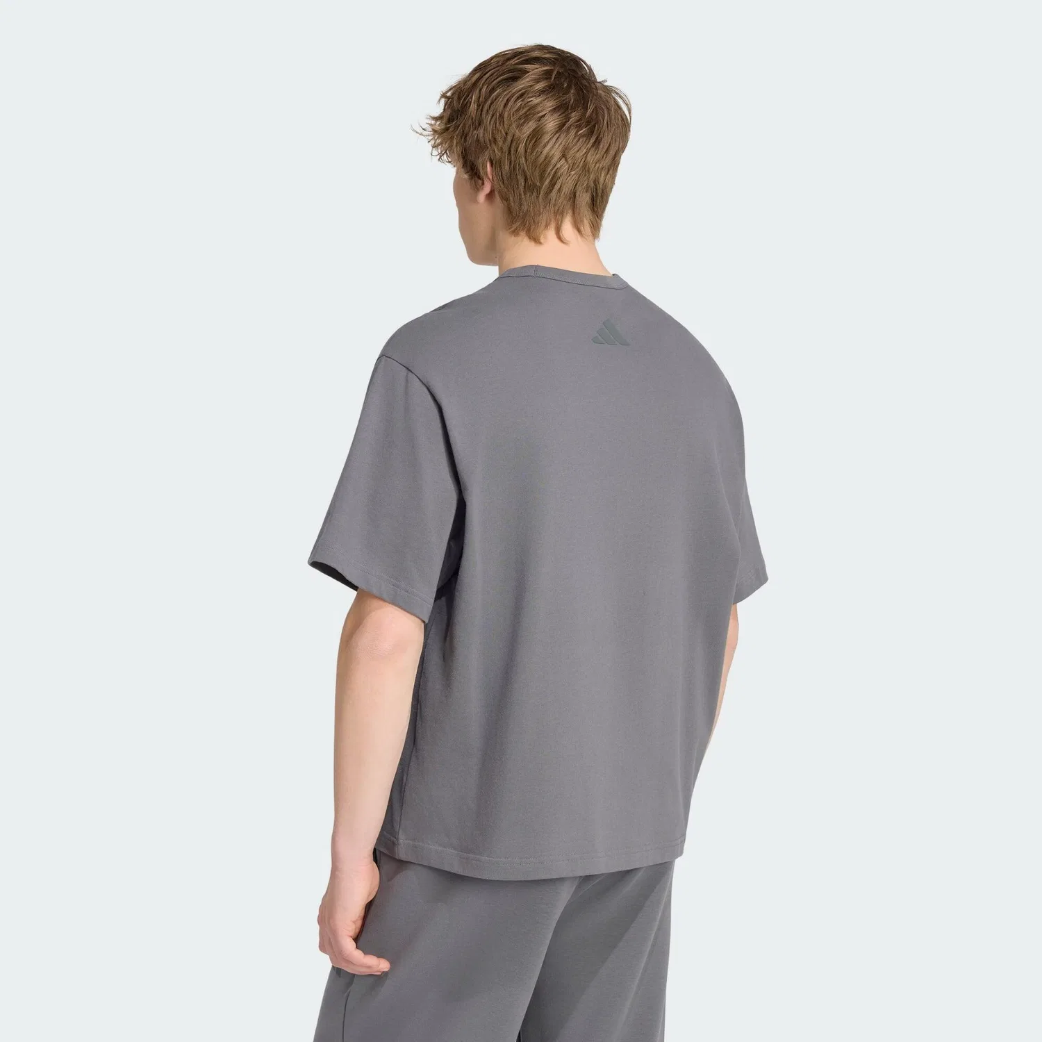 Мужская свободная футболка Soft Lux Grafik Adidas, Kohlengrau — фото 3