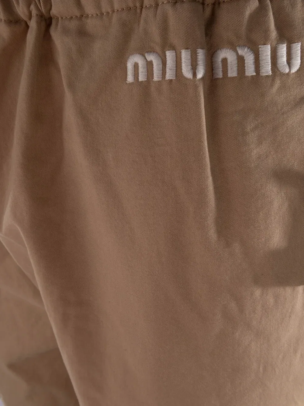 Джоггеры на завязках с вышитым логотипом Miu Miu, коричневый — фото 3