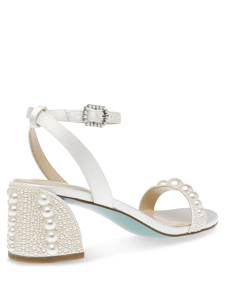 Босоножки на каблуке-блоке с жемчугом Tina Betsey Johnson, цвет ivory — фото 3