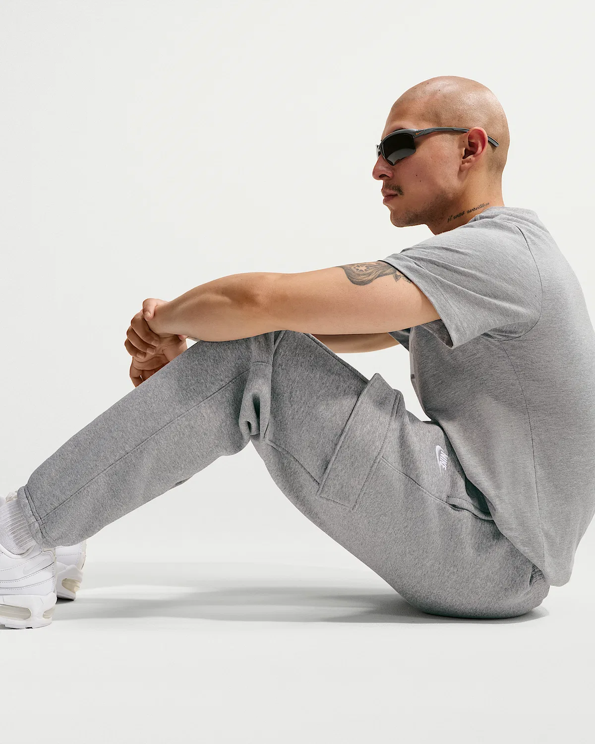 Мужские флисовые карго-штаны Nike Club, Dark Grey Heather/Light Smoke Grey/White — фото 4