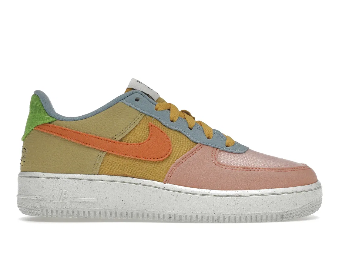 Детские кроссовки Lifestyle с переработанных материалов Nike Air Force 1 Low '07 LV8, Sanded Gold/Wheatgrass/Light Madder Root/Hot Curry