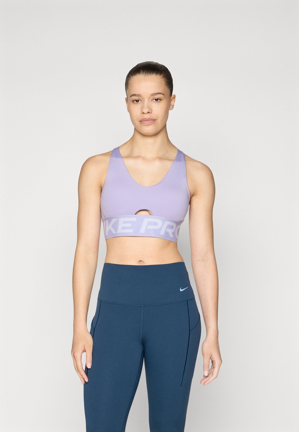 

Спортивный бюстгальтер средней поддержки INDY PLUNGE BRA BOLD Nike Performance, сиреневый