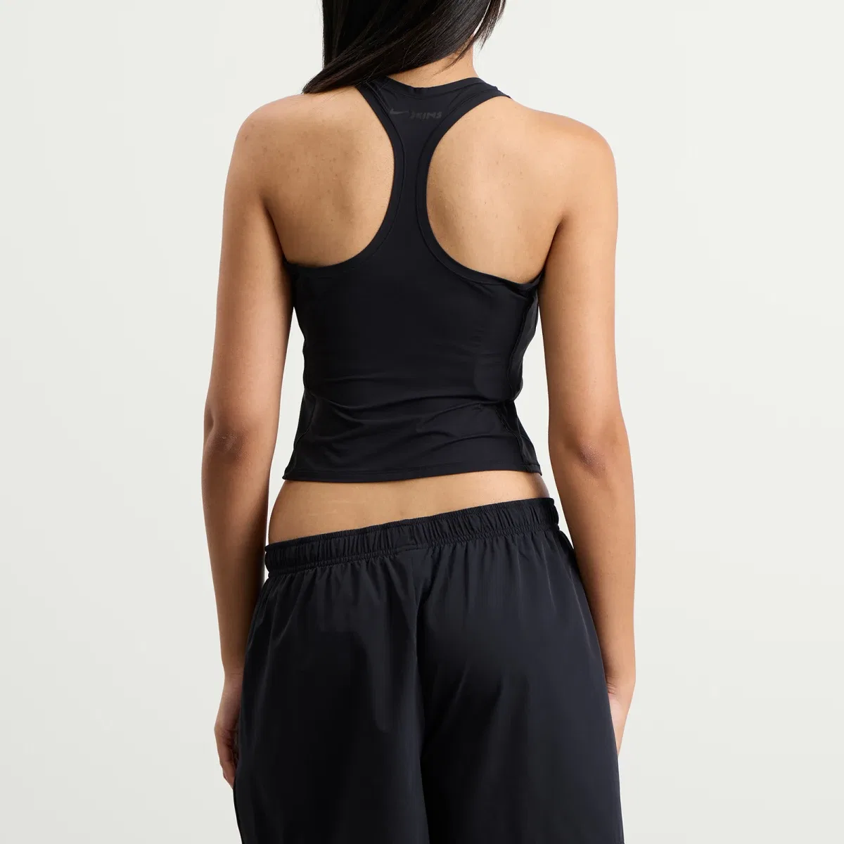 Топ с открытой спиной NikeSKIMS Weightless Layers Racer Tank Nike, Obsidian — фото 3