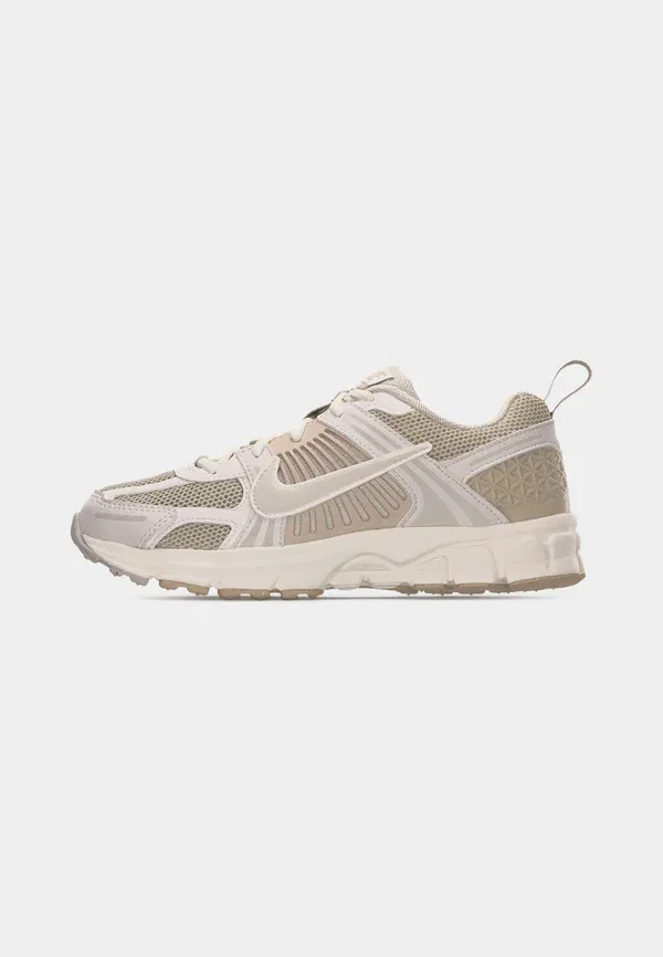 Кроссовки из текстиля и синтетики Vomero 5 Nike Sportswear Phantom, Light Bone, Cream, Sail, White, белый/черный/кремовый — фото 2