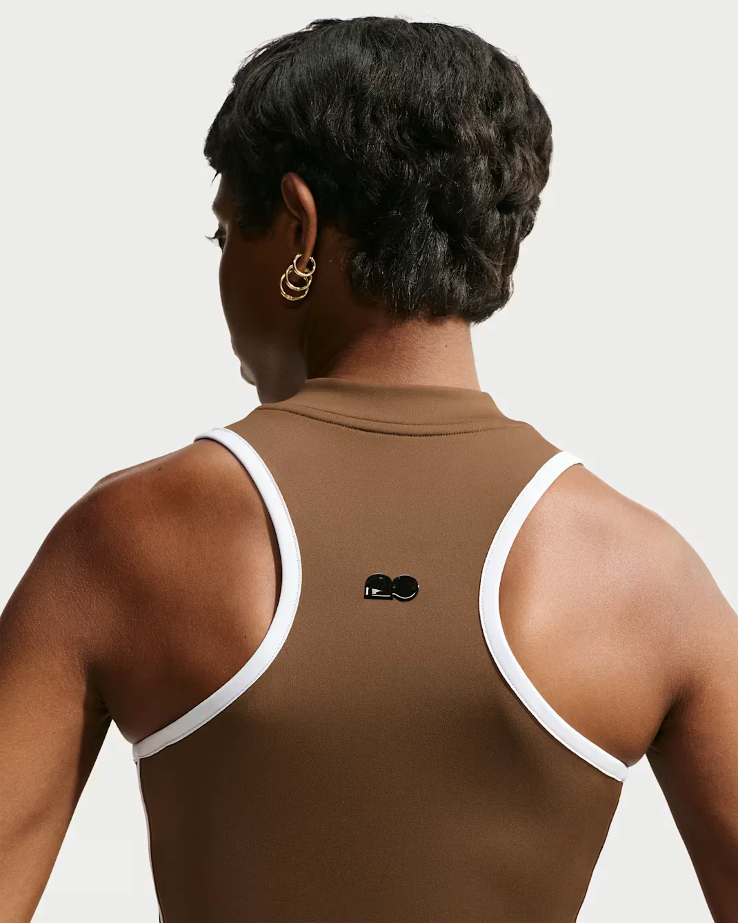 Женская облегающая укороченная майка в стиле модерн Naomi Osaka Nike, Mosswood Brown/Black/White/Black — фото 2
