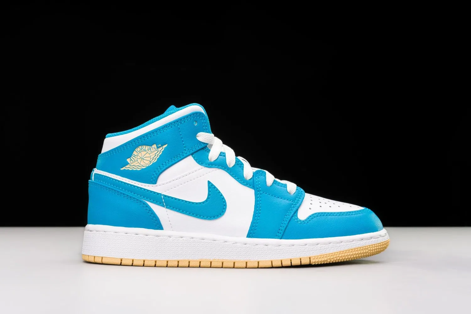 Детские кроссовки для мальчиков высокие с принтом Air Jordan 1 Mid NIKE, Aquatone Celestial Gold White — фото 3