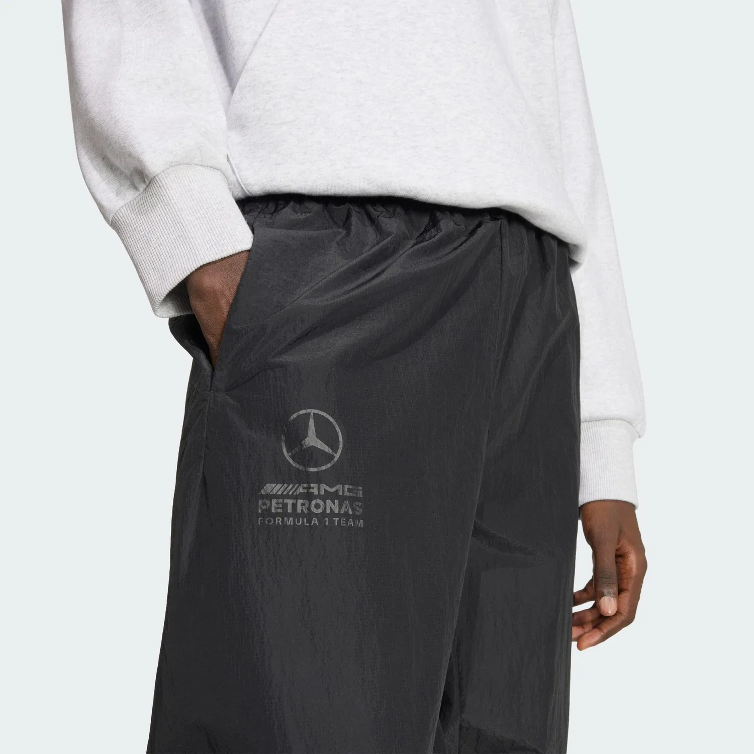 Мужские спортивные штаны с технологией Wind.Rdy Mercedes-AMG Petronas Formula 1 Team Night Webhose Adidas, Schwarz — фото 4