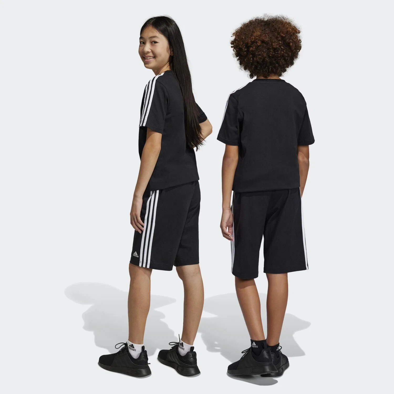 Детские шорты с эластичным поясом Essentials 3-Streifen Knit Shorts Adidas, Schwarz Weiss Blau — фото 3