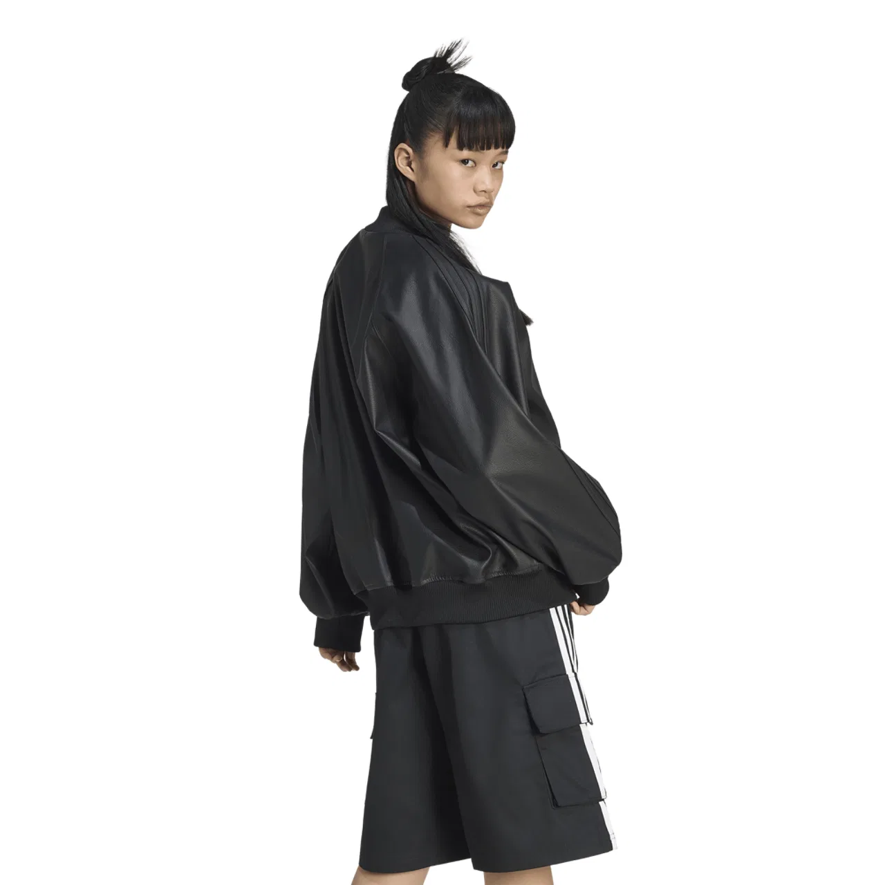 Женская куртка oversize из кожзама с молнией, модель Pleather SST Oversized Track Top, adidas, Black Maroon — фото 2